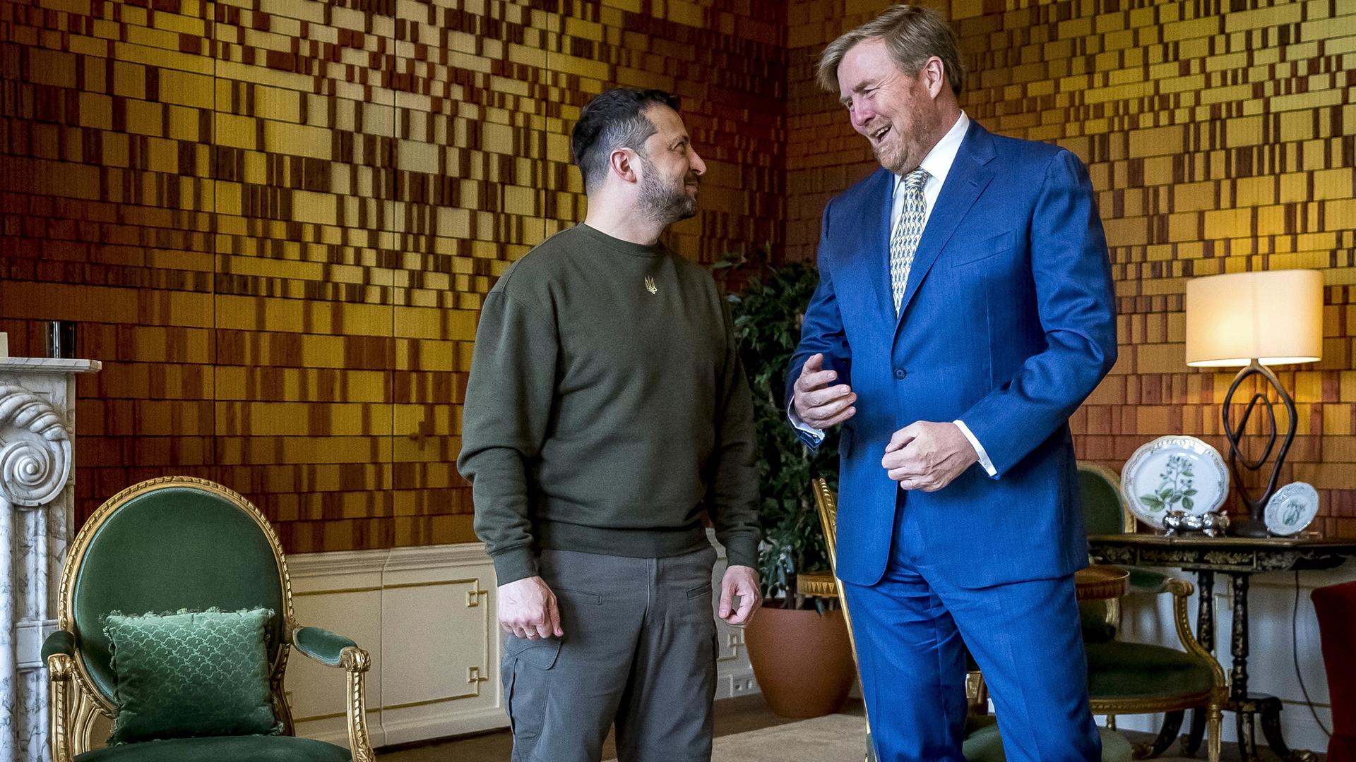 Im Bild sind der ukrainische Präsident Wolodymyr Selenskyj, links, und Willem-Alexander, König der Niederlande. Im Bild sind der ukrainische Präsident Wolodymyr Selenskyj, links, und Willem-Alexander, König der Niederlande.