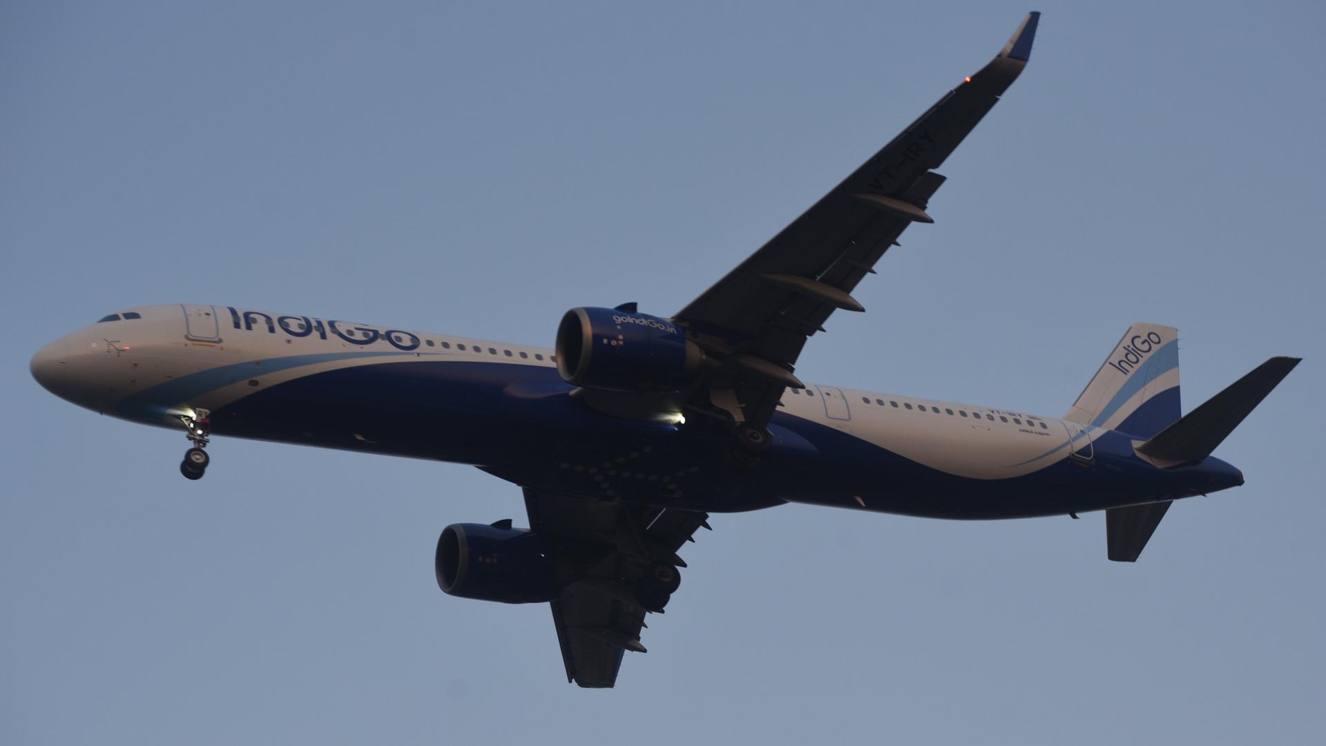 Eine Maschine der indischen Fluggesellschaft Indigo von unten gesehen. Eine Maschine der indischen Fluggesellschaft Indigo von unten gesehen.