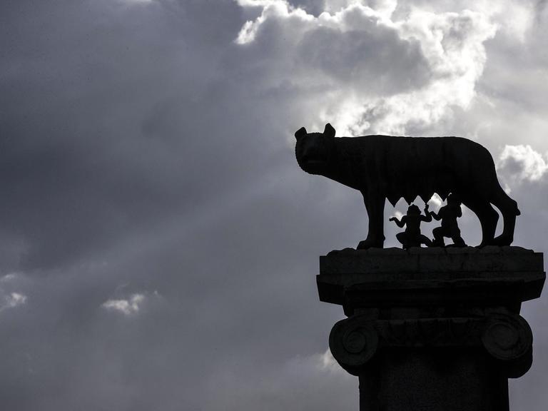 Die kapitolinische Wölfin säugt die Knaben Romulus und Remus: Statue auf dem Kapitolsplatz in Rom
