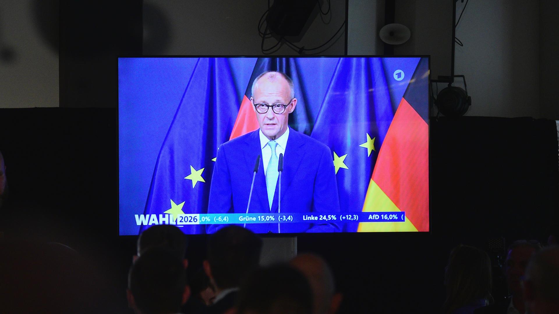 CDU-Anhänger verfolgen das Statement von Bundeskanzler Merz (CDU) über Monitore bei der Wahlparty zur Landtagswahl in Mecklenburg-Vorpommern.