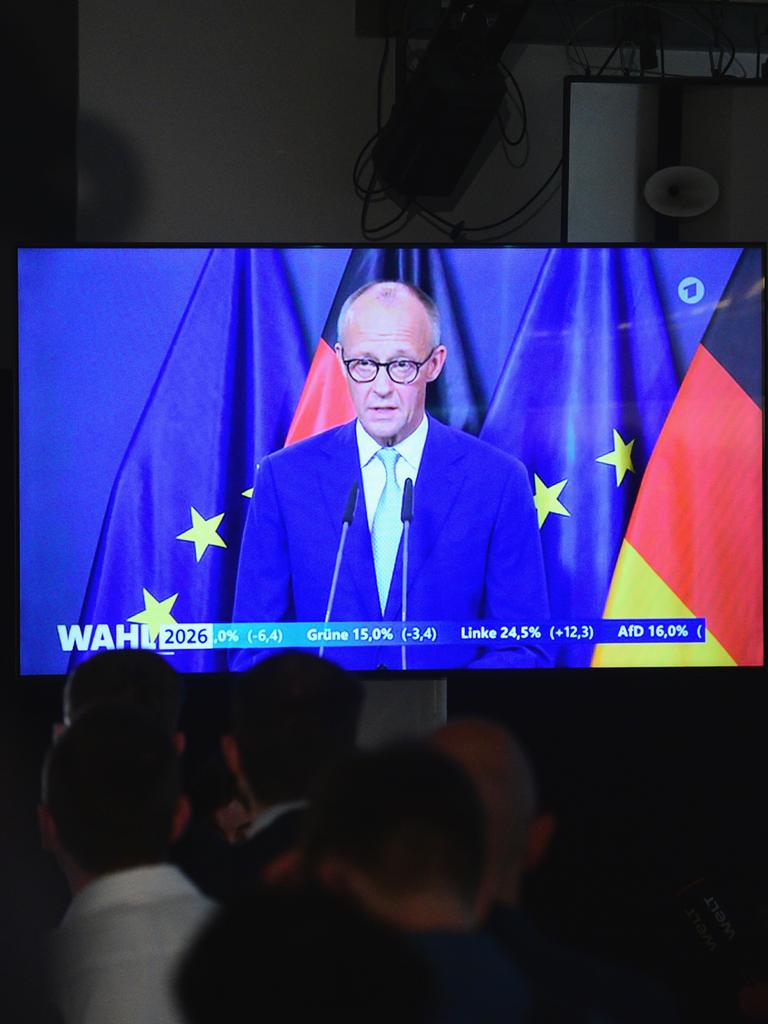 CDU-Anhänger verfolgen das Statement von Bundeskanzler Merz (CDU) über Monitore bei der Wahlparty zur Landtagswahl in Mecklenburg-Vorpommern. CDU-Anhänger verfolgen das Statement von Bundeskanzler Merz (CDU) über Monitore bei der Wahlparty zur Landtagswahl in Mecklenburg-Vorpommern.