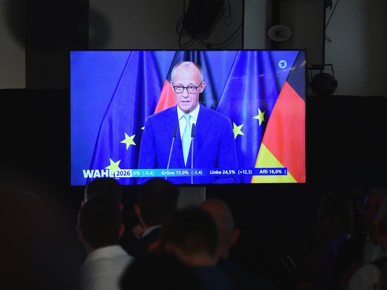 CDU-Anhänger verfolgen das Statement von Bundeskanzler Merz (CDU) über Monitore bei der Wahlparty zur Landtagswahl in Mecklenburg-Vorpommern.