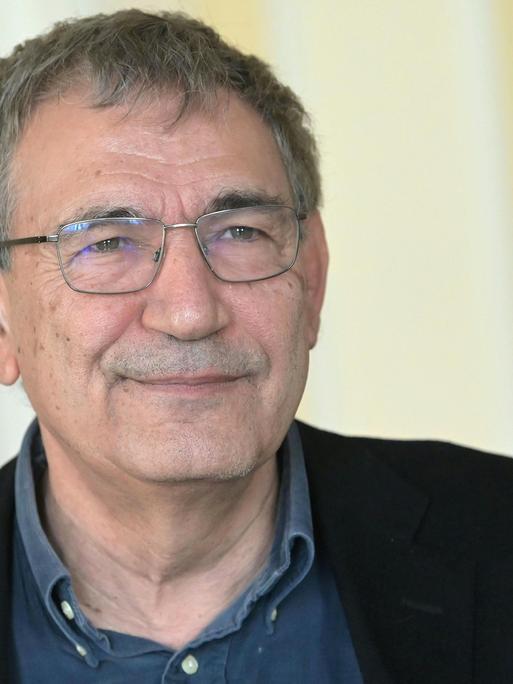 Der türkische Literaturnobelpreisträger Orhan Pamuk in einer Interviewsituation