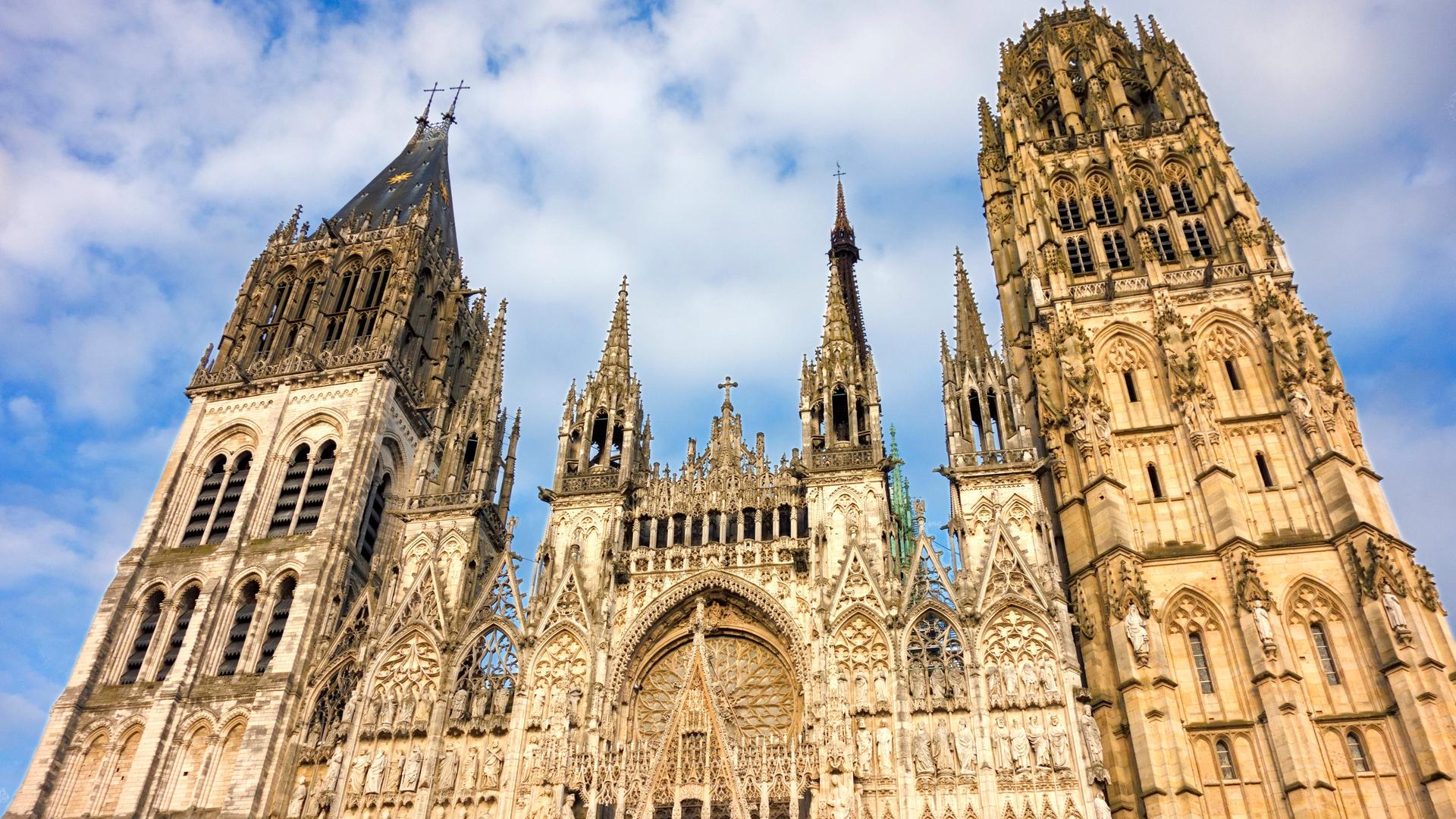 Die Kathedrale von Rouen, Krönungsort und Grablege der normannischen Herzöge sowie Metropolitankirche der Normandie, zählt zu den bedeutenden Kirchenbauten Frankreichs im gotischen Stil. Die Kathedrale von Rouen, Krönungsort und Grablege der normannischen Herzöge sowie Metropolitankirche der Normandie, zählt zu den bedeutenden Kirchenbauten Frankreichs im gotischen Stil.