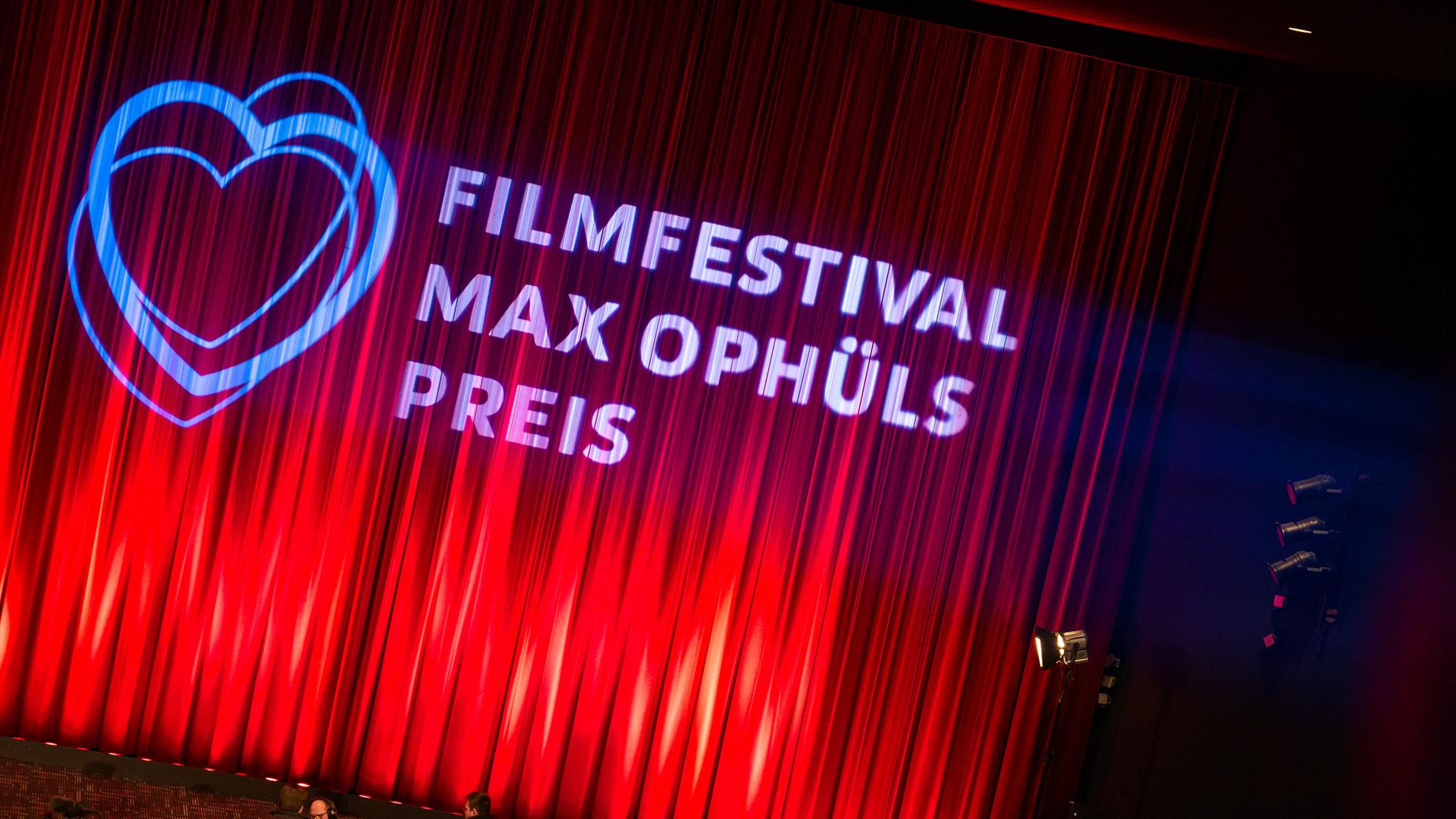 Das Logo des Filmfestivals Max Ophüls Preis wird vor dem Eröffnungsfilm auf einen Kinovorhang projiziert.