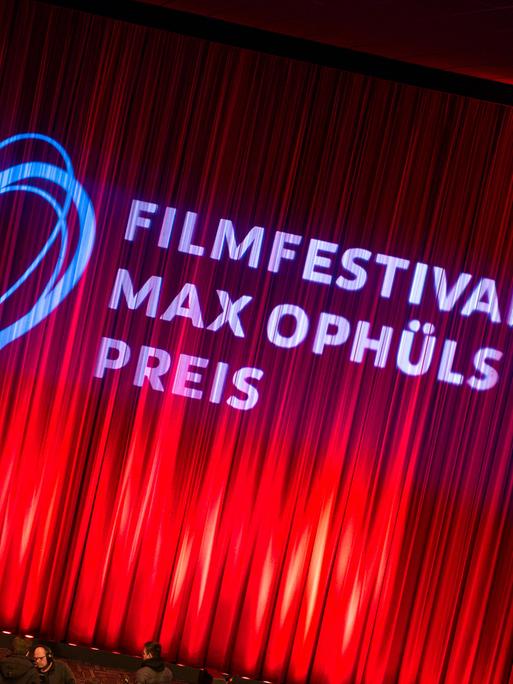 Das Logo des Filmfestivals Max Ophüls Preis wird vor dem Eröffnungsfilm auf einen Kinovorhang projiziert.