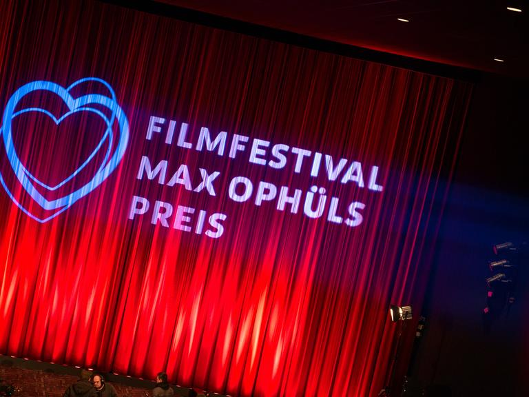 Das Logo des Filmfestivals Max Ophüls Preis wird vor dem Eröffnungsfilm auf einen Kinovorhang projiziert.