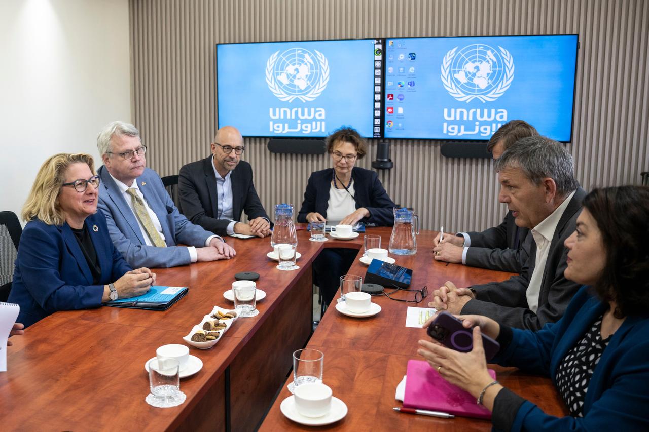Svenja Schulze spricht mit Philippe Lazzarini (2.v.r), Generalkommissar des Vereinten Nationen-Hilfswerks für Palästina-Flüchtlinge im Nahen Osten