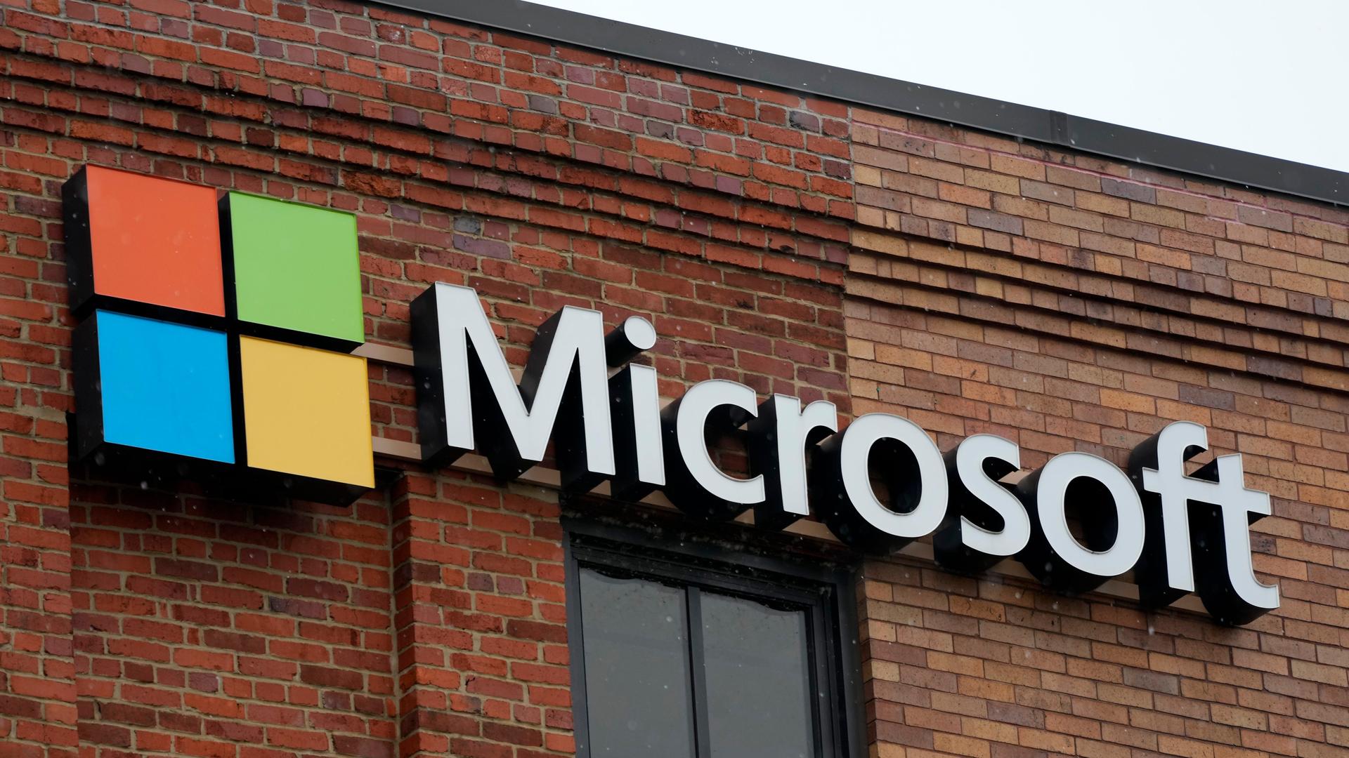 Das Microsoft-Logo an einer Fassade in Pittsburg