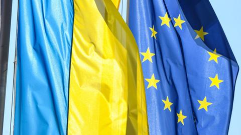 Die EU-Fahne und die Fahne der Ukraine sind aufgezogen.