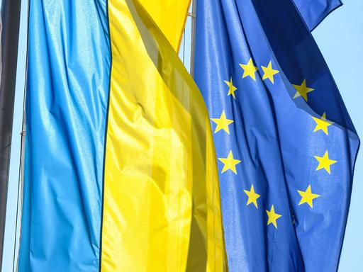 Die EU-Fahne und die Fahne der Ukraine sind aufgezogen vor der CDU- Bundesgeschaeftsstelle in in Berlin. 