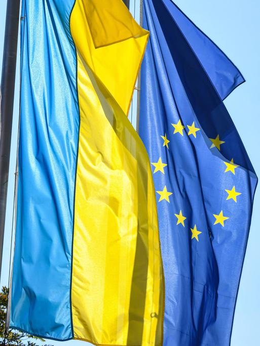 Die EU-Fahne und die Fahne der Ukraine sind aufgezogen vor der CDU- Bundesgeschaeftsstelle in in Berlin. 
