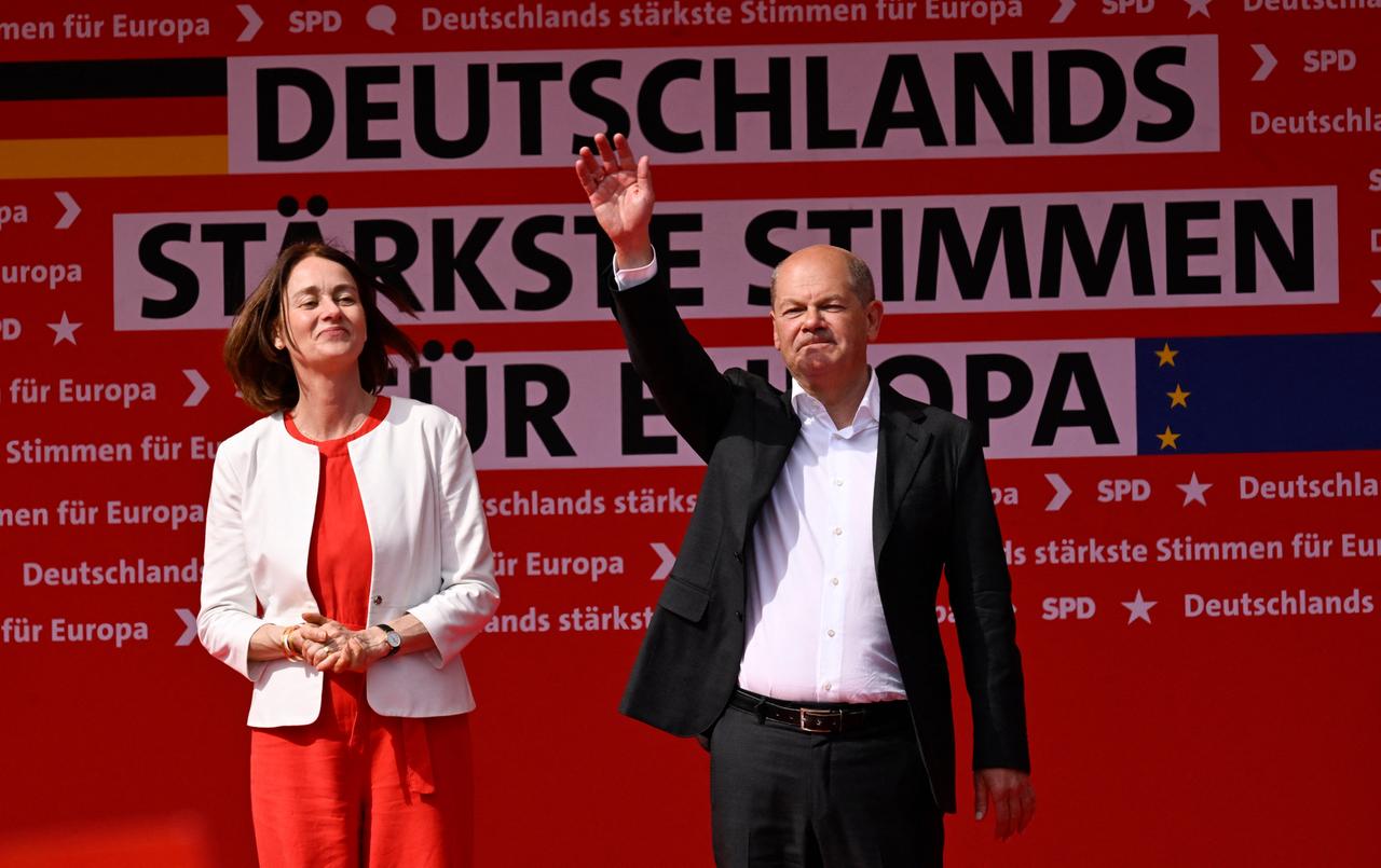 Bundeskanzler Olaf Scholz steht auf einer Wahlveranstaltung in Duisburg neben der Spitzenkandidatin der SPD für die Europawahl, Katarina Barley.