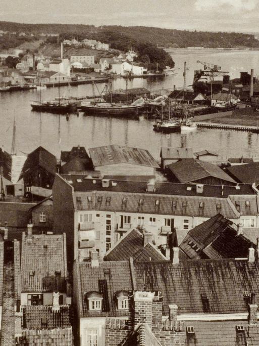 Ein Schwarz-Weiß-Foto aus den 1930er-Jahren zeigt eine Ansicht von Svendborg mit dem Hafen.