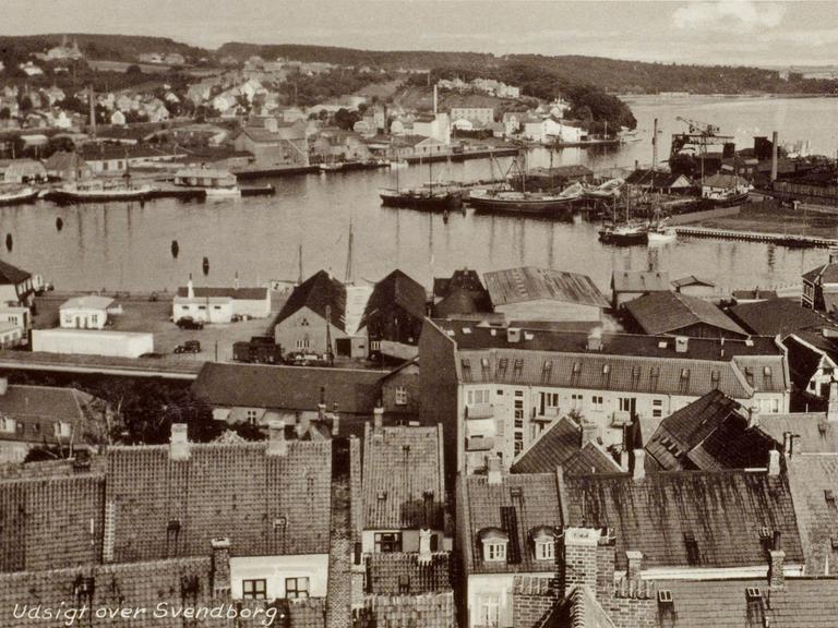 Ein Schwarz-Weiß-Foto aus den 1930er-Jahren zeigt eine Ansicht von Svendborg mit dem Hafen.