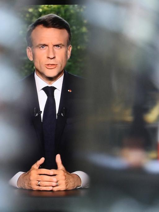 Frankreichs Präsidenten Emmanuel Macron während einer im Fernsehen übertragenen Ansprache an die Nation.