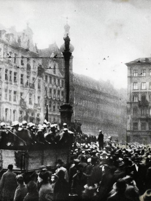 Hitler-Truppen auf Lastwagen inmitten einer Menschenmenge auf dem Münchner Marienplatz während des Hitlerputsches in München am 9. November 1923