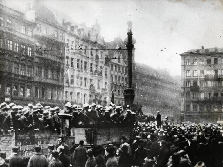 Hitler-Truppen auf Lastwagen inmitten einer Menschenmenge auf dem Münchner Marienplatz während des Hitlerputsches in München am 9. November 1923
