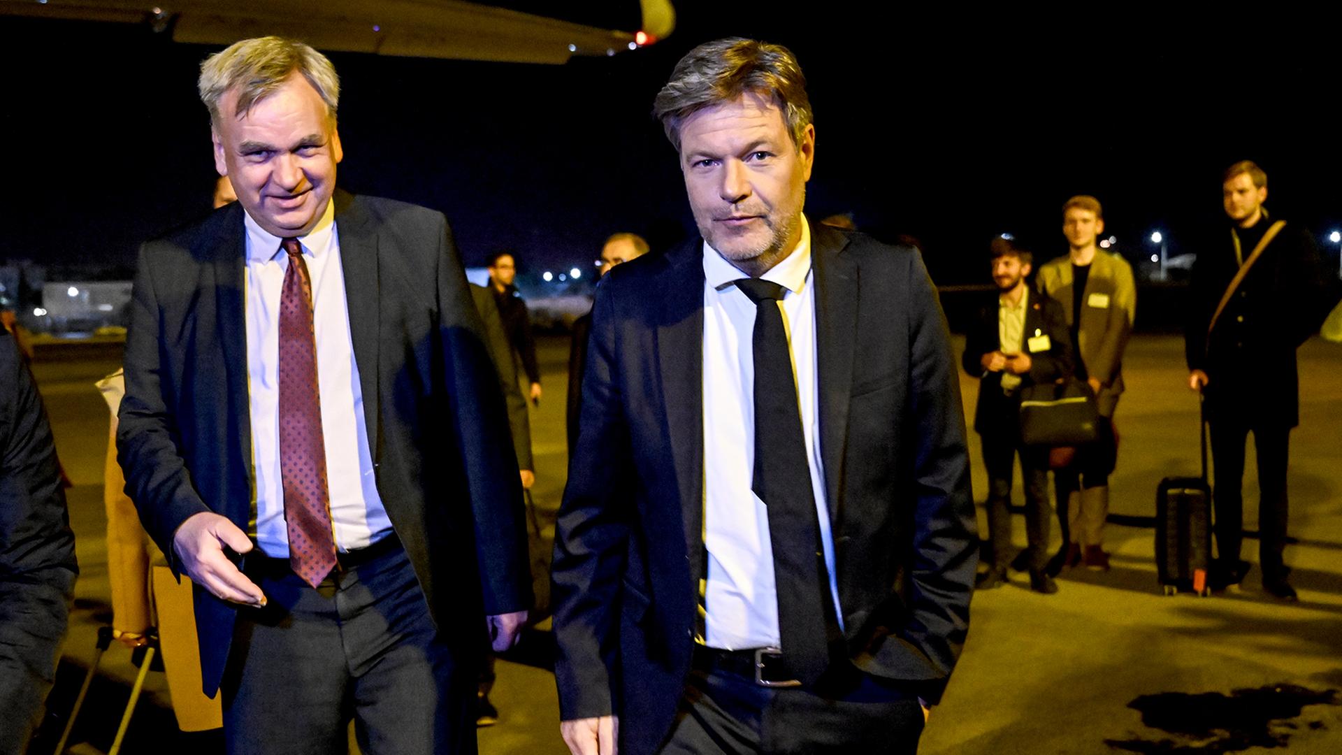 Robert Habeck (Bündnis 90/Die Grünen), Vizekanzler und Bundesminister für Wirtschaft und Klimaschutz, wird von Jürgen Schulz, Botschafter Deutschlands in der Türkei, am Flughafen empfangen. 