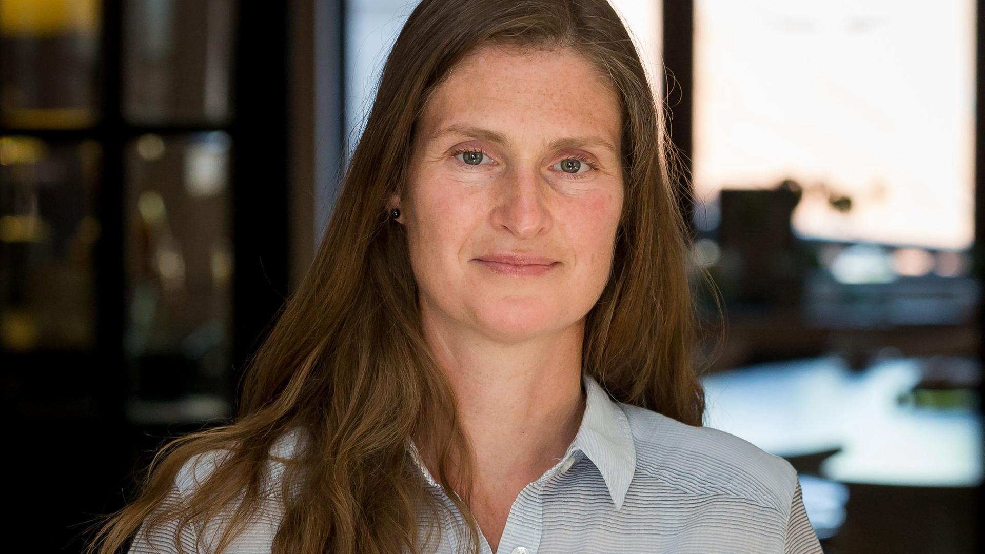 Barbara Promberger lächelt in die Kamera. Sie trägt ein hellblaues Hemd und hellbraunes, offenes Haar. Barbara Promberger lächelt in die Kamera. Sie trägt ein hellblaues Hemd und hellbraunes, offenes Haar.