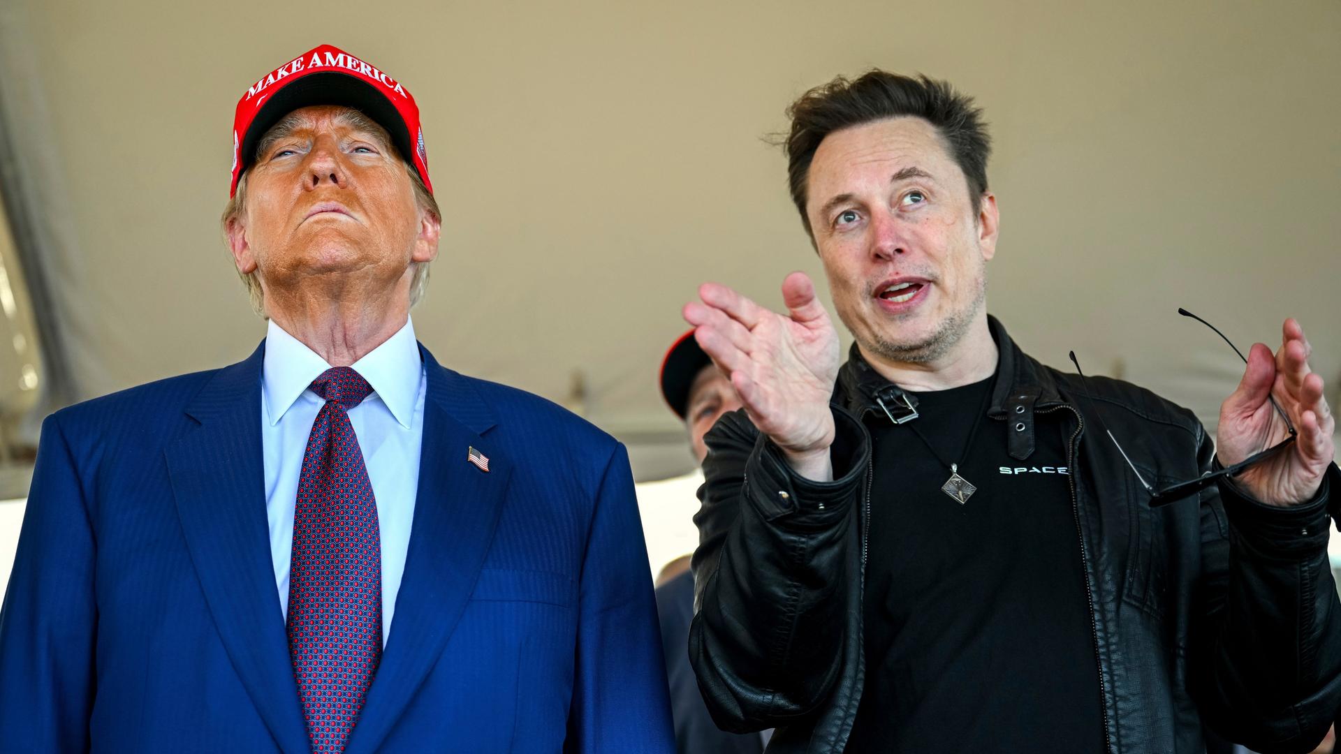 US-Präsident Donald Trump hört zu, Elon Musk redet.