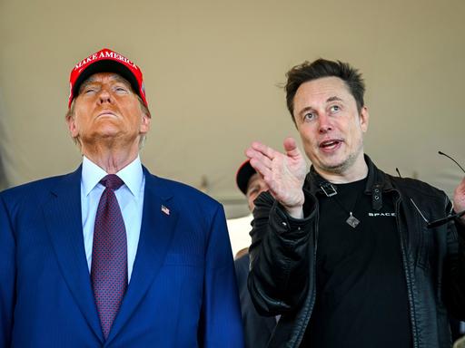 US-Präsident Donald Trump hört zu, Elon Musk redet.