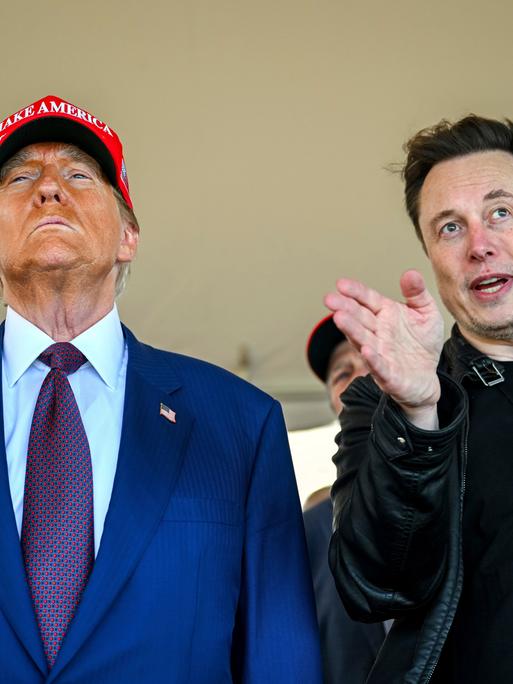 US-Präsident Donald Trump hört zu, Elon Musk redet.