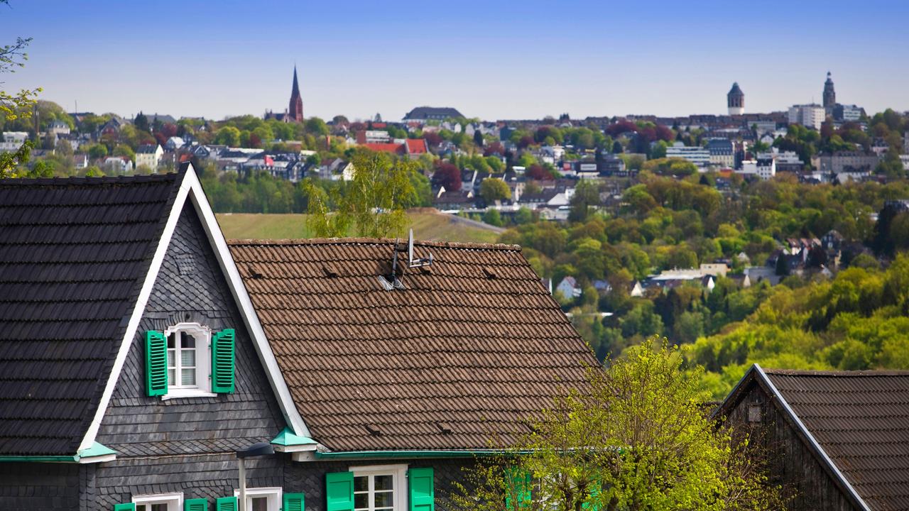 Historisches Fachwerkhaus in Schaberg mit Blick auf Remscheid,  