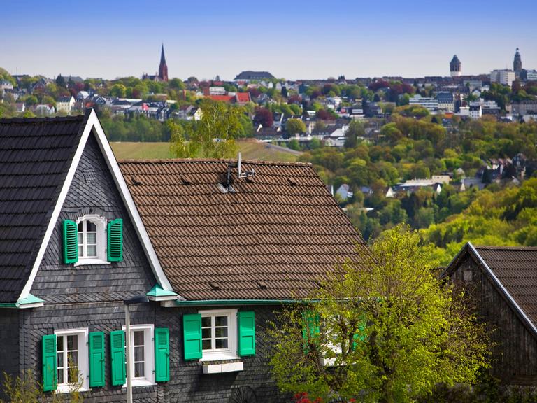 Historisches Fachwerkhaus in Schaberg mit Blick auf Remscheid,  