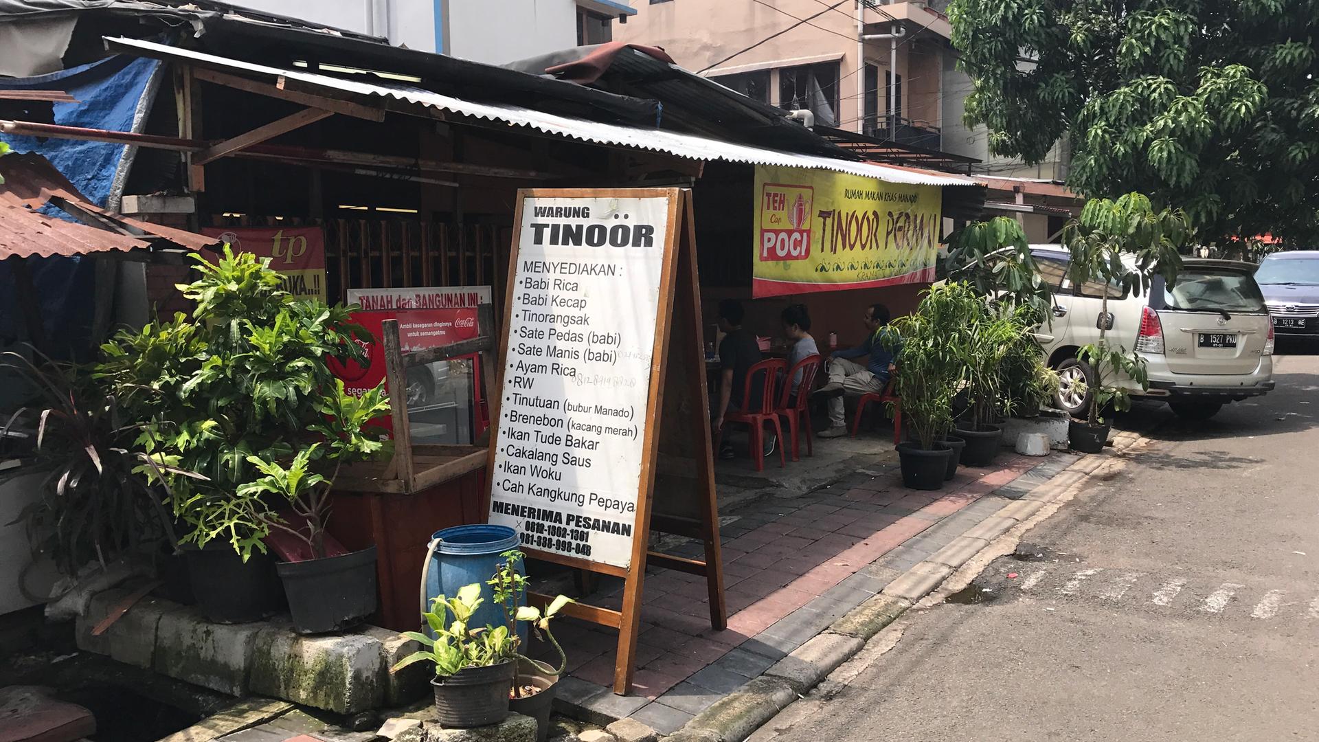 Ein Restaurant in Jakarta (Indonesien), von außen fotografiet. 