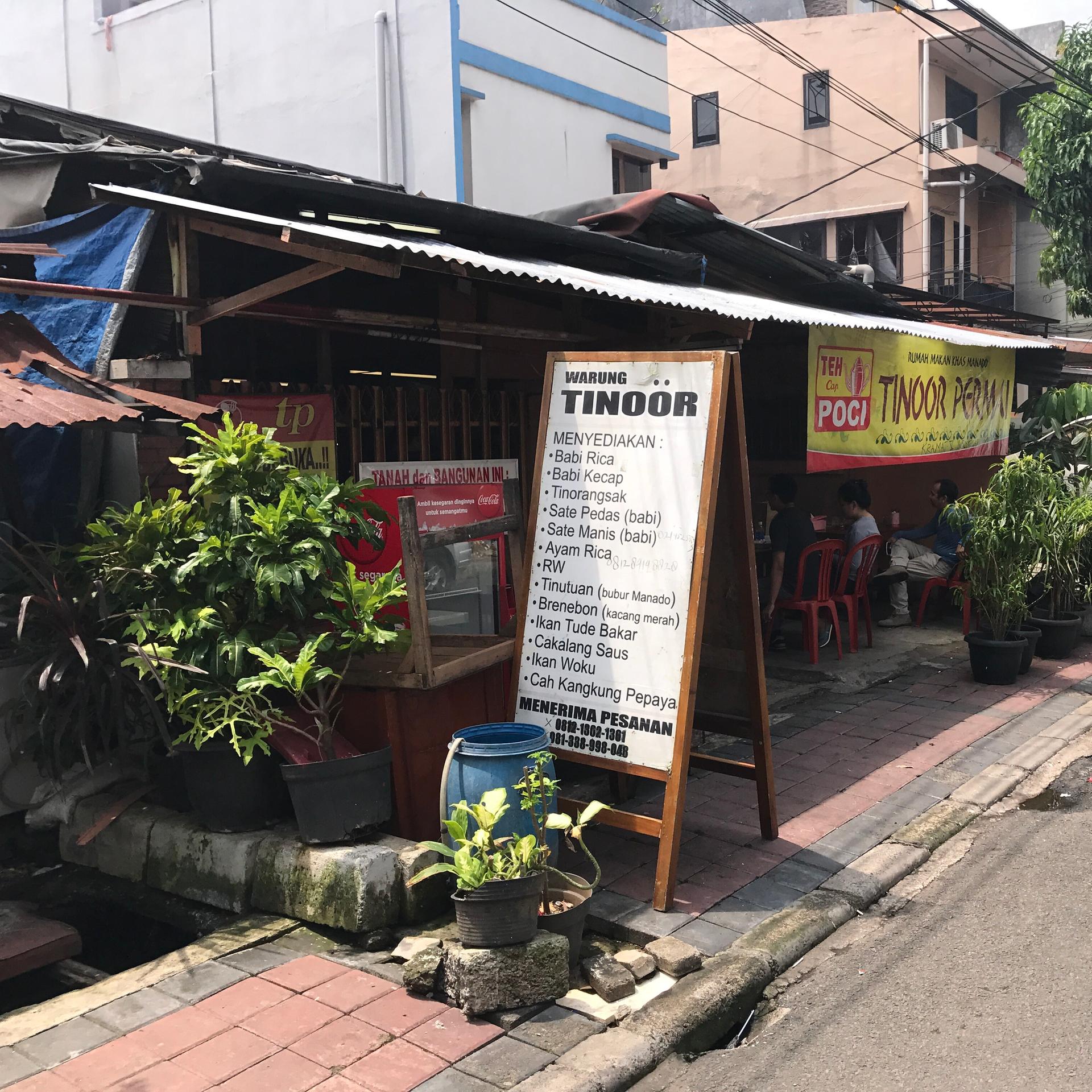 Das Restaurant "Tinoor Permai" in Jakarta (Indonesien), von außen fotografiet. 