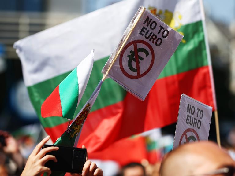 Bei einem Protest gegen den Euro in der bulgarischen Hauptstadt Sofia ist eine bulgarische Flagge zu sehen und ein Schild auf dem "No to Euro" steht.