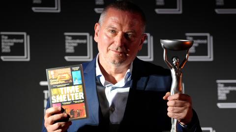 Der bulgarische Autor Georgi Gospodinov mit seinem Buch "Time Shelter", mit dem er 2023 den Internationalen Booker Prize gewann.