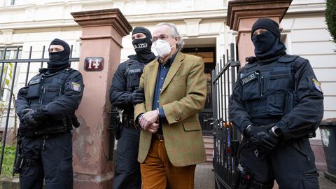 Bei einer Razzia gegen sogenannte Â«ReichsbürgerÂ» führen vermummte Polizisten, nach der Durchsuchung eines Hauses einen weißhaarigen Mann, Heinrich XIII Prinz ReuÃ (2.v.r.),  zu einem Polizeifahrzeug. Die Bundesanwaltschaft hat am Mittwochmorgen mehrere Menschen aus der sogenannten Reichsbürgerszene im Zuge einer Razzia festnehmen lassen.