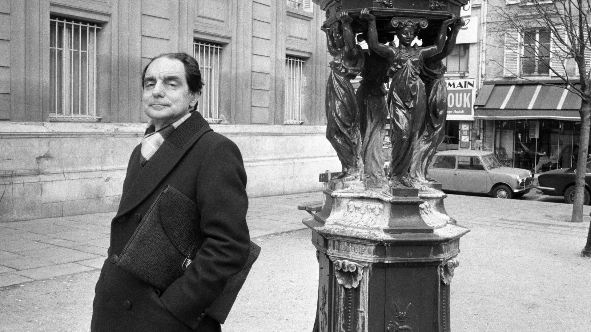 Ein Mann, der Schriftsteller Italo Calvino, steht auf einem Platz.