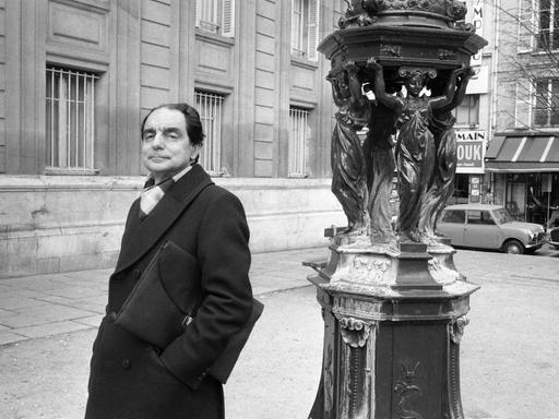 Ein Mann, der Schriftsteller Italo Calvino, steht auf einem Platz.