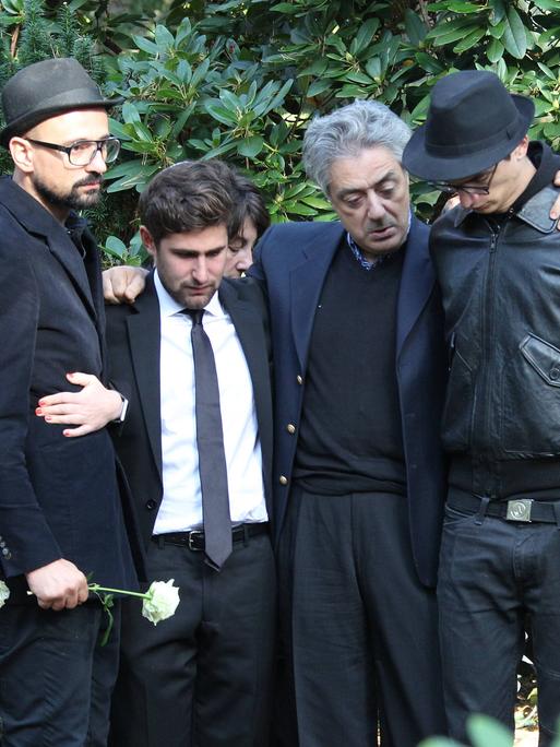 Familie und Freunde bei der Beerdigung von Giuseppe Marcone.