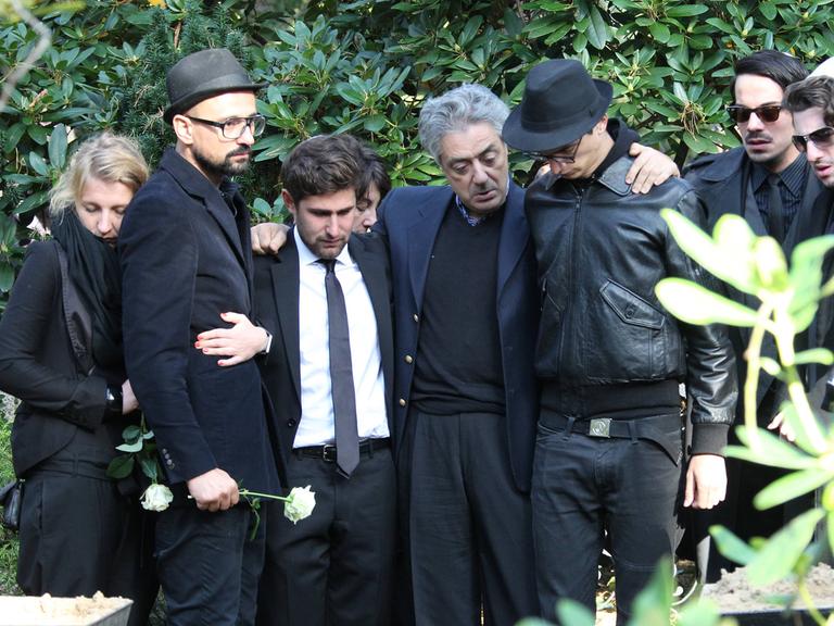 Familie und Freunde bei der Beerdigung von Giuseppe Marcone.