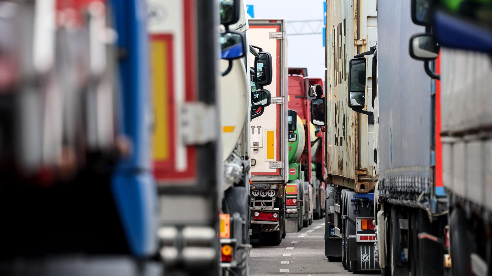 Lastwagen stehen in langen Schlangen hintereinander, um die polnische Grenze in Medyka zu überqueren. 