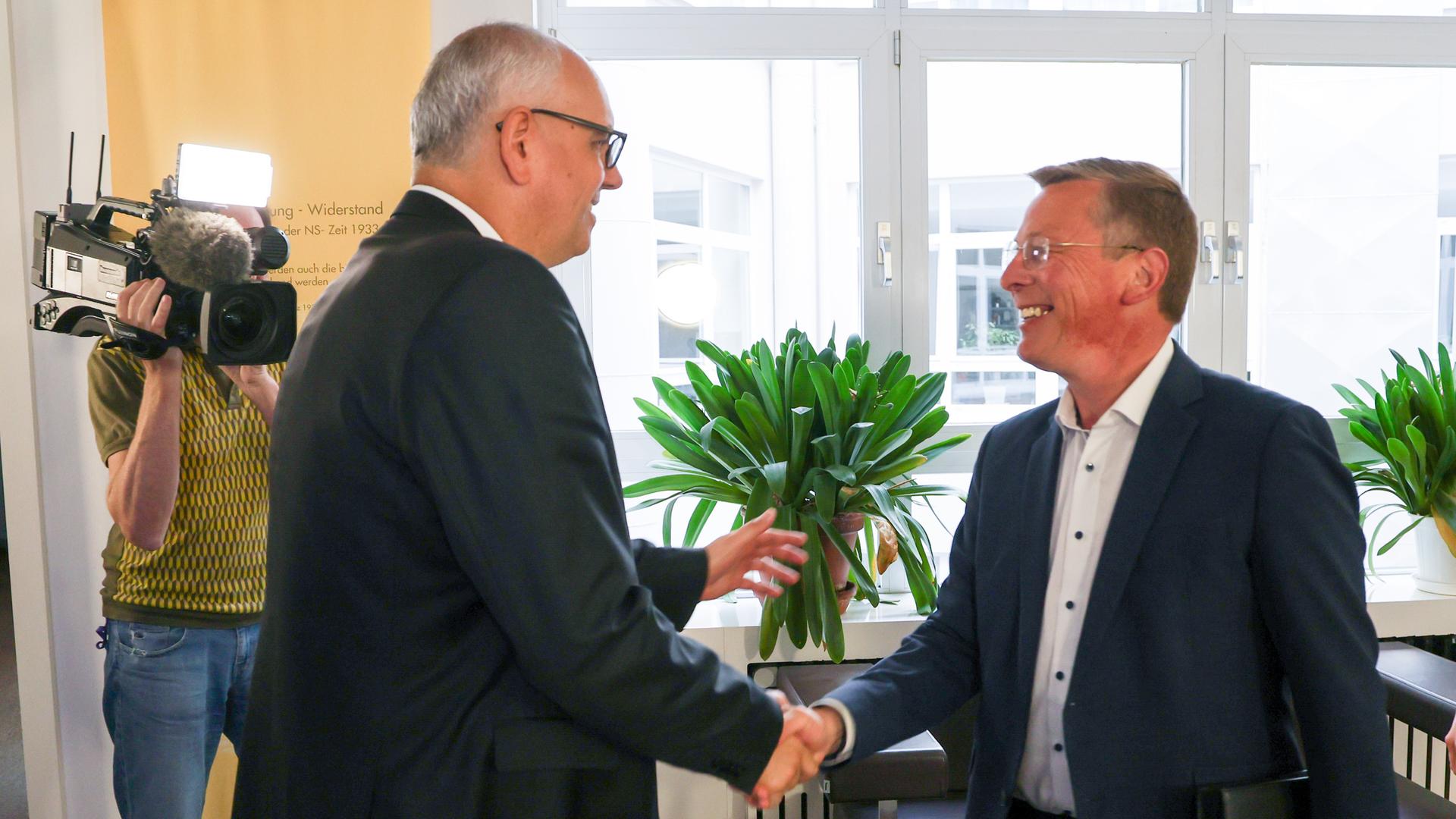 Zu sehen sind der Bremer CDU-Spitzenkandidat Imhoff, rechts, und der Bremer SPD-Bürgermeister Bovenschulte. Zu sehen sind der Bremer CDU-Spitzenkandidat Imhoff, rechts, und der Bremer SPD-Bürgermeister Bovenschulte.
