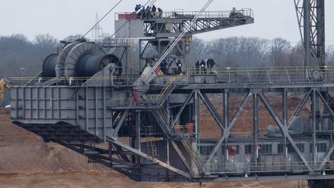 Klimaaktivisten haben einen Schaufelradbagger im Braunkohletagebau Hambach im rheinischen Braunkohlerevier besetzt (Aufnahme vom 16.01.2023). Nach Angaben der Protestgruppe „Gegenangriff - für das gute Leben“ wolle man sich mit den Menschen im Dorf Lützerath solidarisch zeigen.