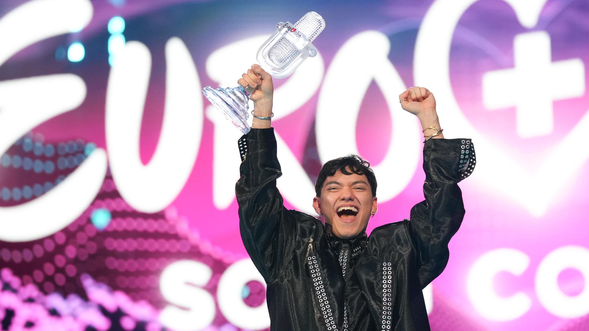 JJ gewinnt für Österreich den Eurovision Song Contest 2025 in Basel und steht in Siegerpose auf der Bühne.