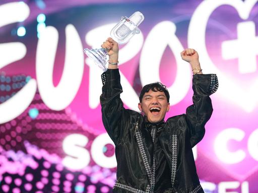 JJ gewinnt für Österreich den Eurovision Song Contest 2025 in Basel und steht in Siegerpose auf der Bühne.