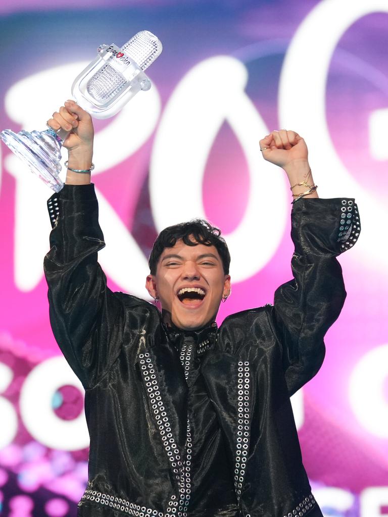 JJ gewinnt für Österreich den Eurovision Song Contest 2025 in Basel und steht in Siegerpose auf der Bühne.