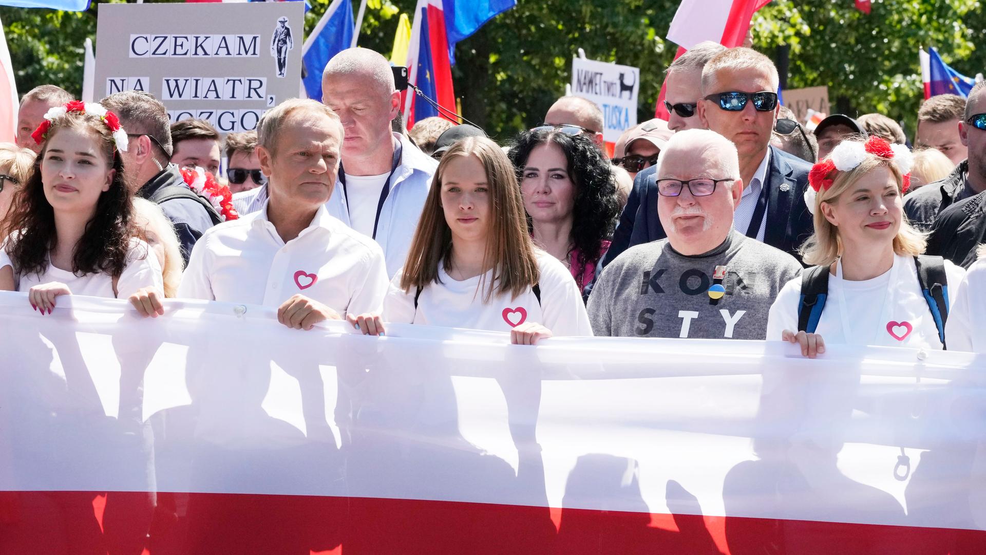 Donald Tusk und Lech Walesa, ehemaliger Präsident von Polen, nehmen an einem Protest gegen die Politik der PiS-Regierung teil.