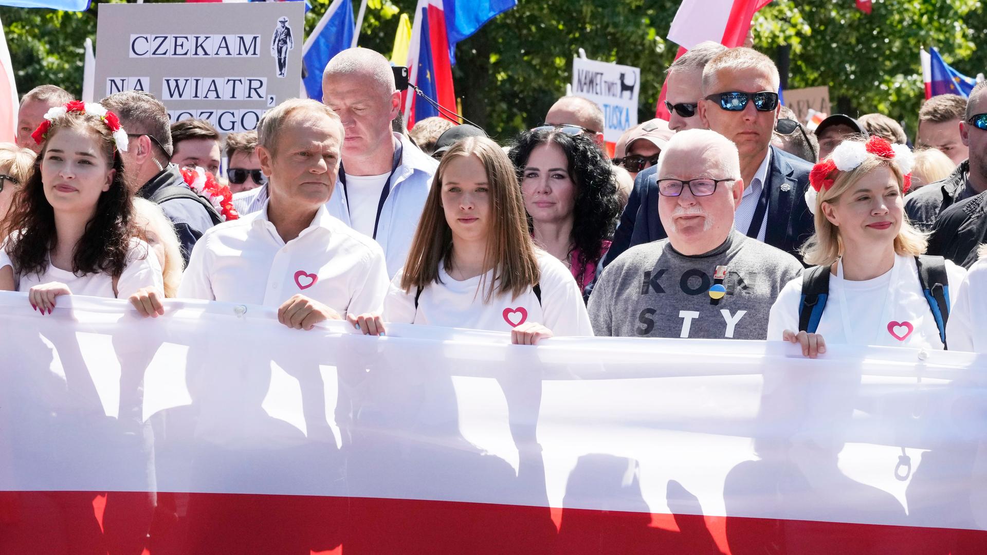 Donald Tusk und Lech Walesa, ehemaliger Präsident von Polen, nehmen an einem Protest gegen die Politik der PiS-Regierung teil. Donald Tusk und Lech Walesa, ehemaliger Präsident von Polen, nehmen an einem Protest gegen die Politik der PiS-Regierung teil.