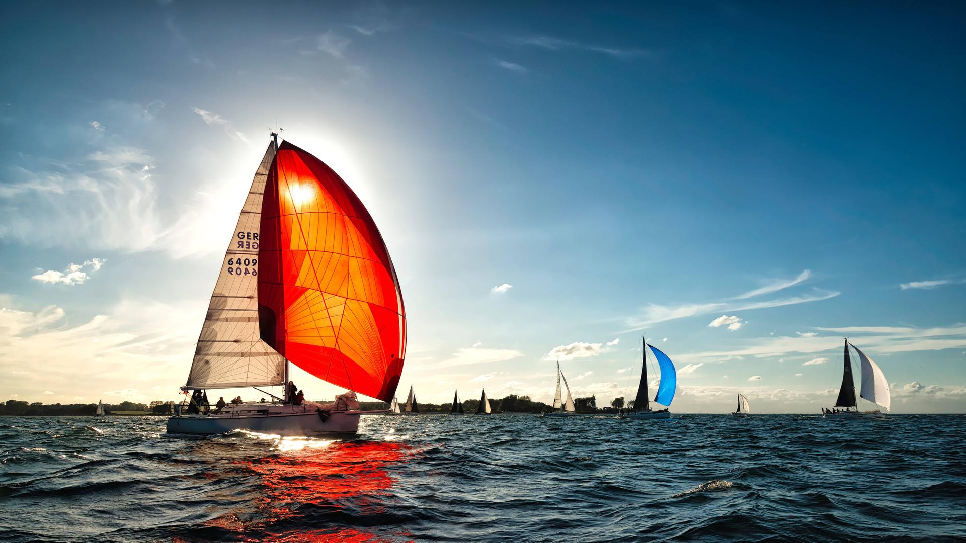 Segelboote auf dem Wasser während der Kieler Woche.