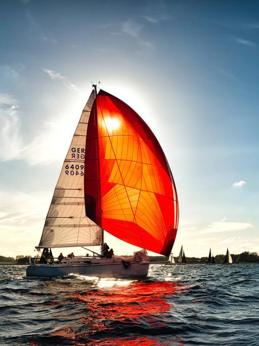 Segelboote auf dem Wasser während der Kieler Woche.