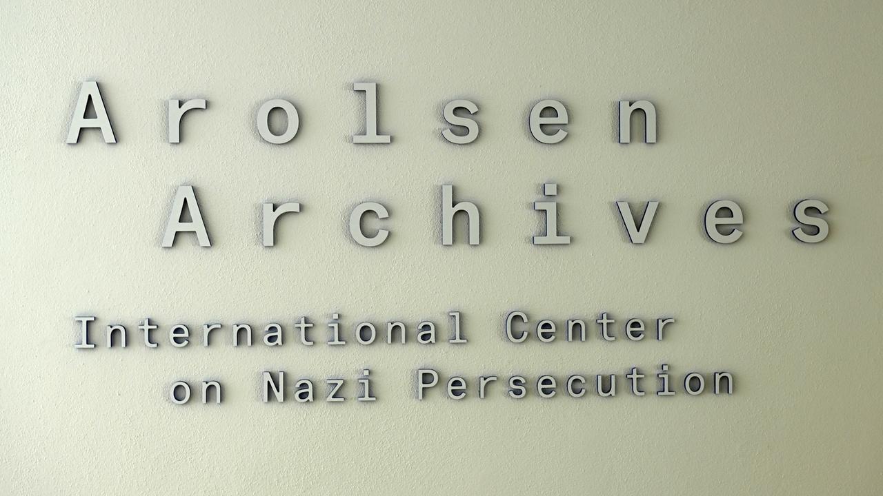 Der Schriftzug "Arolsen Archives" ist an einer Hausfassade zu sehen.