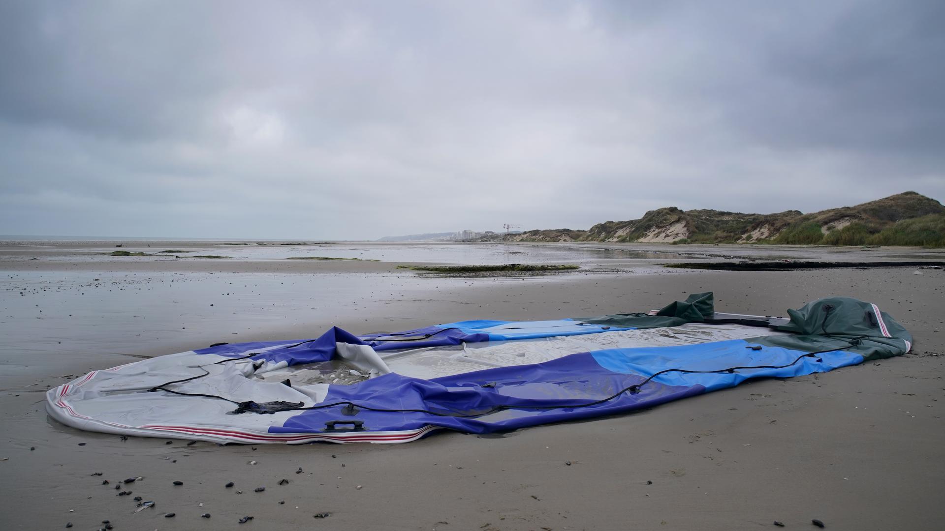 Hardelot: Die Überreste eines aufblasbaren Kleinboots liegen am Strand von Hardelot in Frankreich, nachdem ein Versuch von vermutlich Migranten gescheitert ist, an Bord des Bootes zu gelangen und den Ärmelkanal zu überqueren.